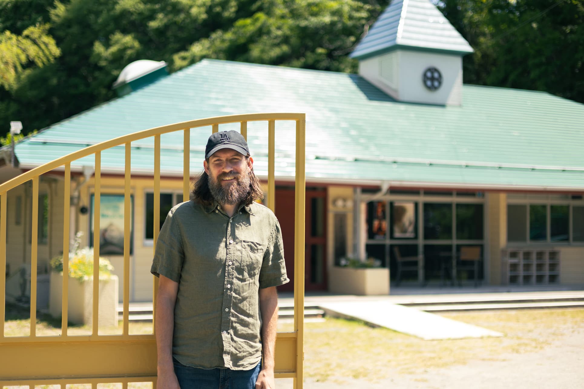 山梨の廃校を映画館に。元Netflixディレクターが叶えた、小さくも確実な経済のかたち