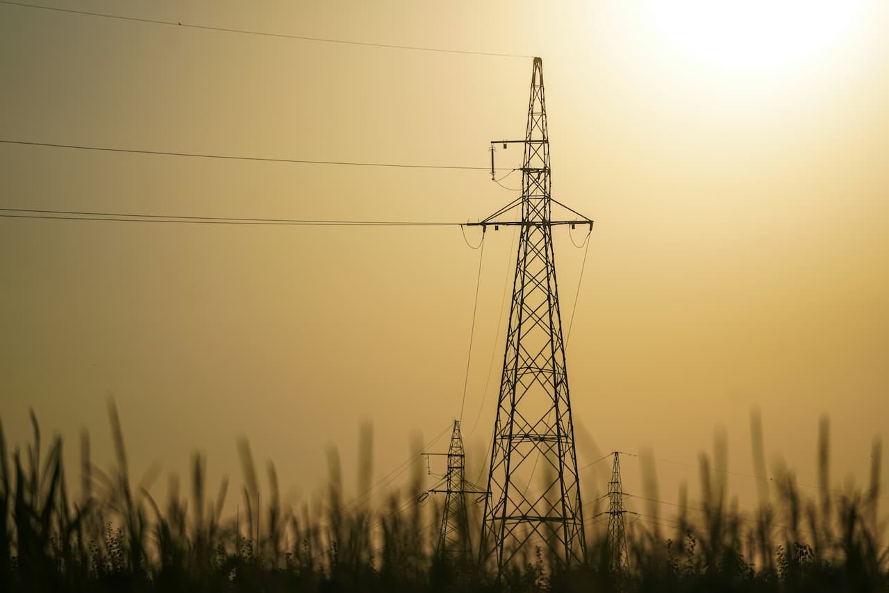 電力需要増と遅れる日本の再エネ投資 ブルームバーグのレポートが示すもの